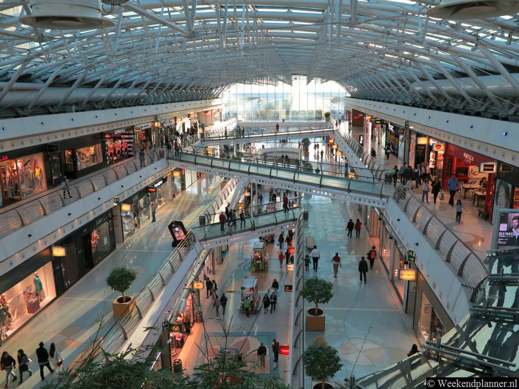 Het winkelcentrum Centro Comercial Vasco da Gama ligt bij station Gare do Oriente.  Buitenwerd in 1998 de Wereldtentoonstelling Expo '98 gehouden, Parque das Nações.Tip: Shoppen in Lissabon.